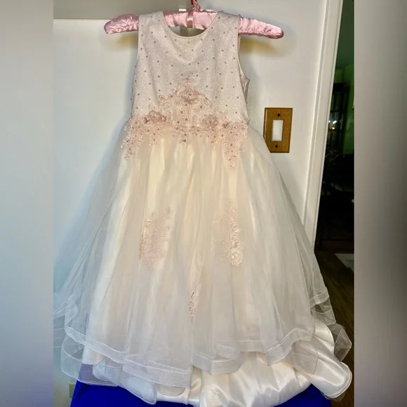 This is a like new flower girl dress. Worn only once, Size 6. Very nice dress. - Picture 2 of 4